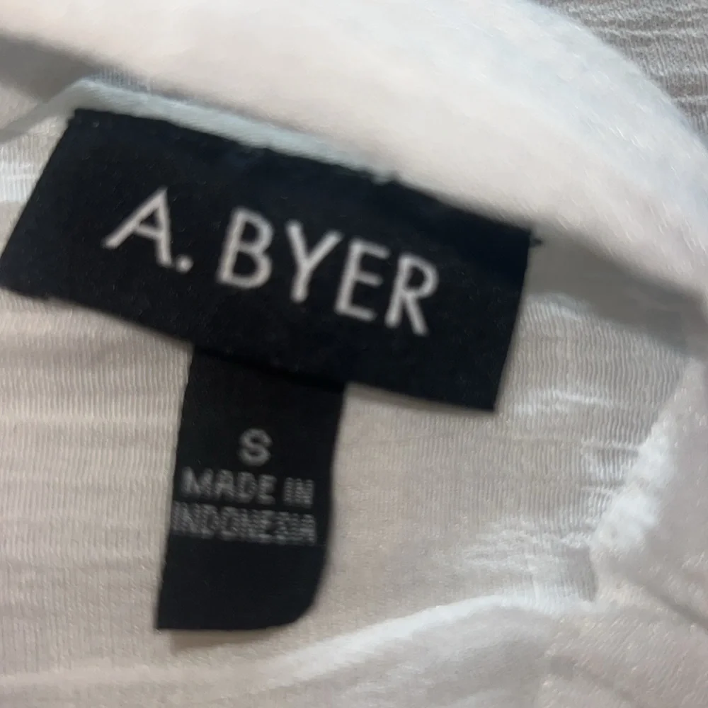 A. Byer white sleeveless women’s blouse lightweight ruffle shirt Small - Picture 8 of 9